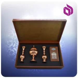 حافظ پالتویی با شکلات خوری و دو گلدان مسی